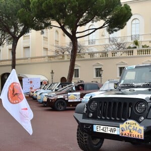 La princesse Stéphanie de Monaco et Dominique Serra (l'organisatrice du Rallye Aïcha des Gazelles) donnent le départ du 28e Rallye Aïcha des Gazelles depuis la Place du Palais de Monaco le 17 mars 2018, voyant partir l'équipage formé par Pauline Ducruet, fille de la princesse, et Schanel Bakkouche. © Bruno Bebert/Bestimage