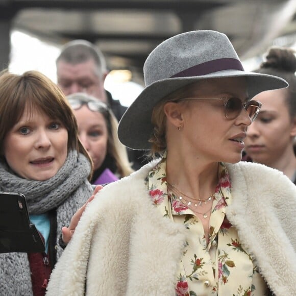 Kylie Minogue arrive à la gare de Piccadilly à Manchester le 23 mars 2018.