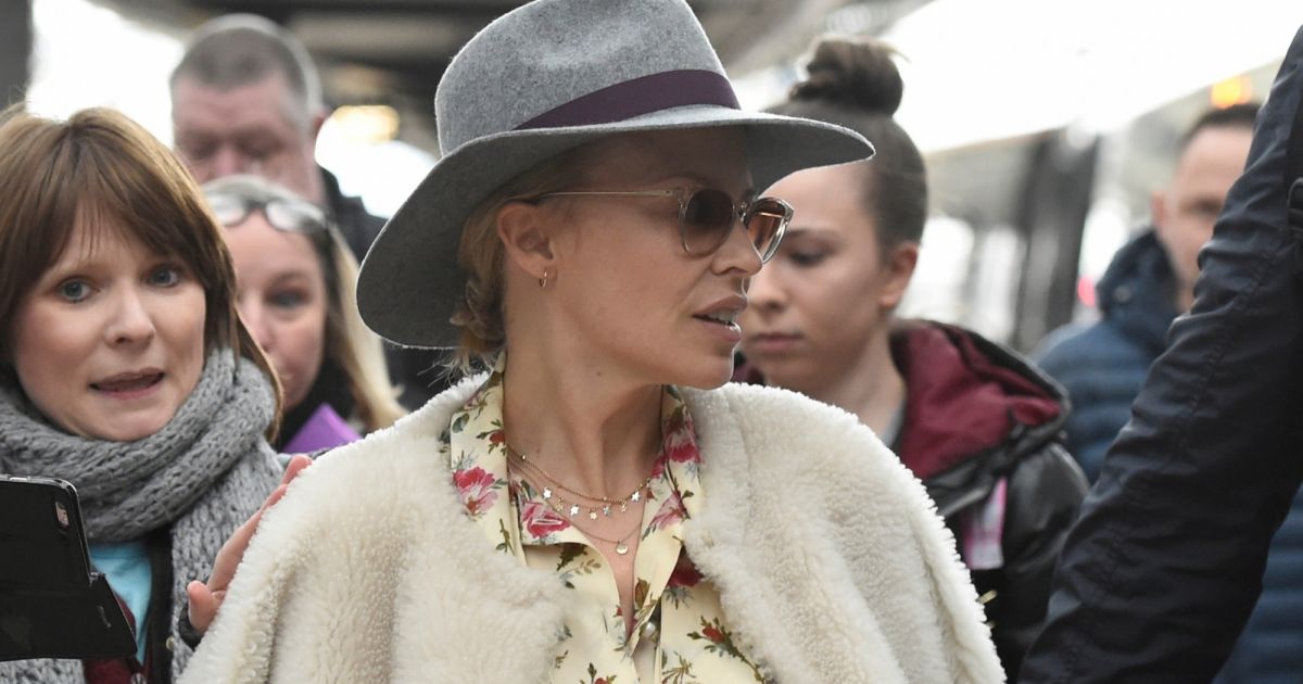 Kylie Minogue arrive à la gare de Piccadilly à Manchester le 23 mars
