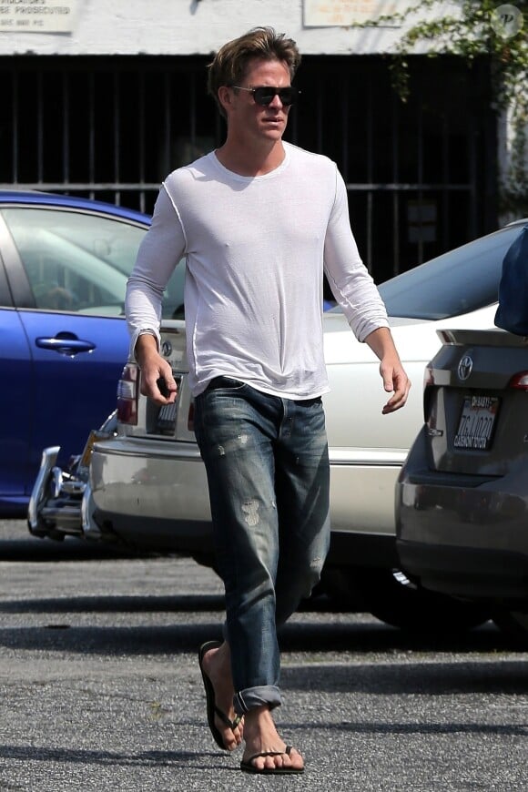 Exclusif - Chris Pine se promène à Los Angeles, le 4 avril 2018.