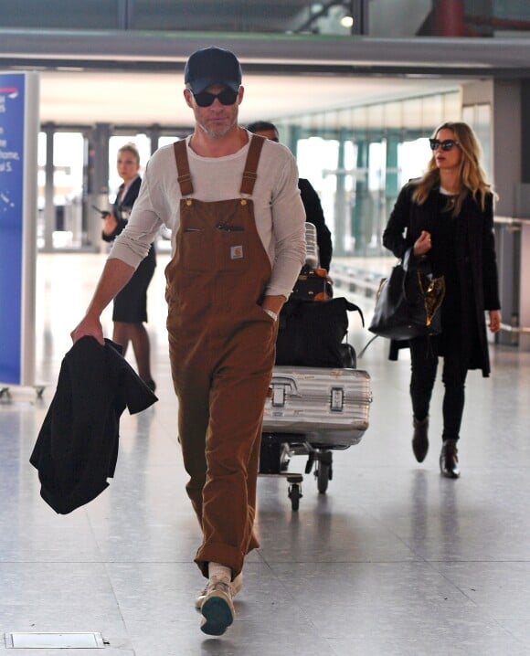 Exclusif - Chris Pine et Annabelle Wallis à l'aéroport Heathrow de Londres le 28 mars 2018
