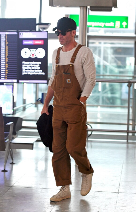 Exclusif - Chris Pine et Annabelle Wallis à l'aéroport Heathrow de Londres le 28 mars 2018