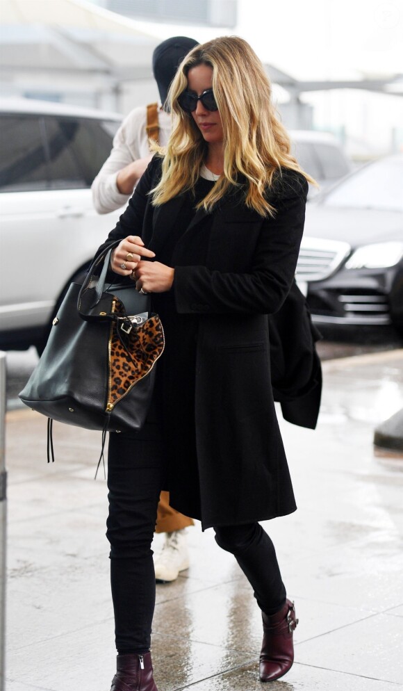 Exclusif - Chris Pine et Annabelle Wallis à l'aéroport Heathrow de Londres le 28 mars 2018
