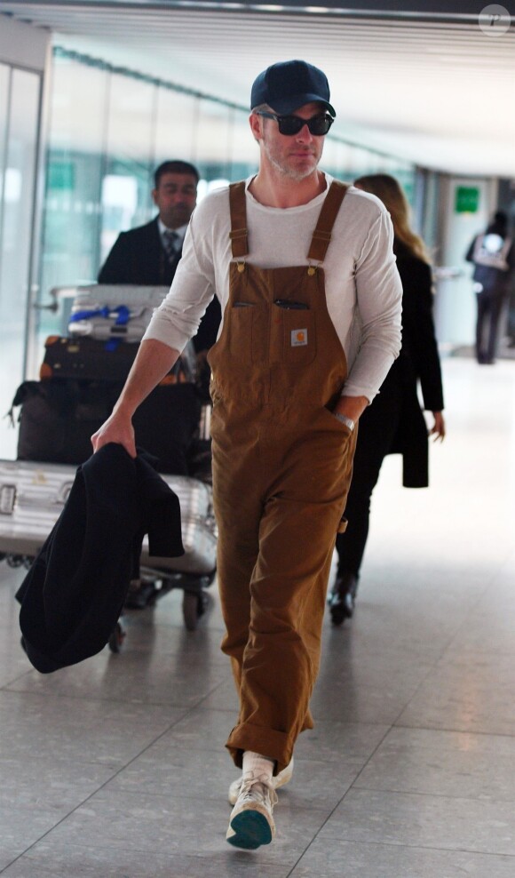 Exclusif - Chris Pine et Annabelle Wallis à l'aéroport Heathrow de Londres le 28 mars 2018