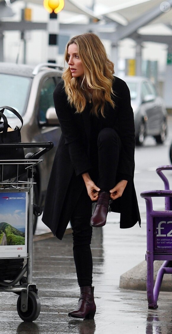 Exclusif - Chris Pine et Annabelle Wallis à l'aéroport Heathrow de Londres le 28 mars 2018