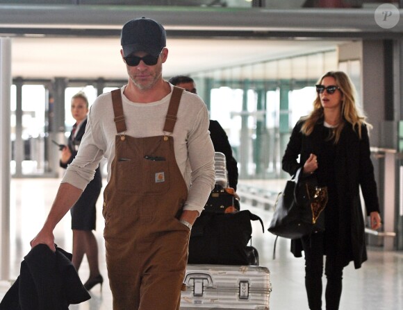 Exclusif - Chris Pine et Annabelle Wallis à l'aéroport Heathrow de Londres le 28 mars 2018