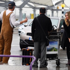 Exclusif - Chris Pine et Annabelle Wallis à l'aéroport Heathrow de Londres le 28 mars 2018