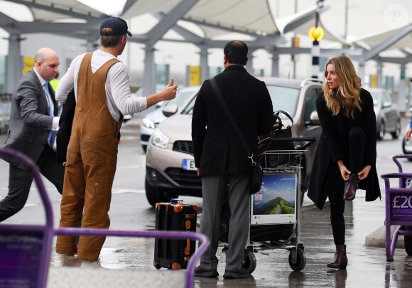 Exclusif - Chris Pine et Annabelle Wallis à l'aéroport Heathrow de Londres le 28 mars 2018