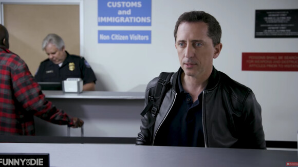Gad Elmaleh et Ron Livingston dans le sketch "Welcome to America" pour Funny or Die.