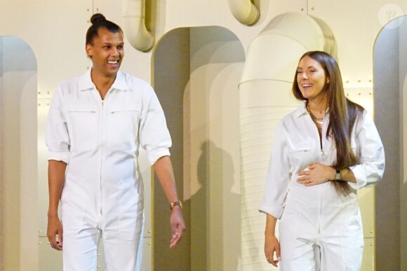 Stromae, sa femme Coralie Barbier (enceinte) et son frère Luc Junior Tam (directeur artistique) sont venus présenter au Bon Marché la 5 ème collection deq vêtements de leur marque Moseart. Une collection unisexe dont les imprimés s'inspirent de l'art déco et de l'art nouveau qui ont façonné Bruxelles où ils vivent. Ils proposent également une ligne dédiée à la maison. Paris le 6 avril 2018 