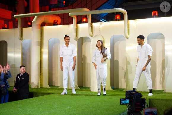 Stromae, sa femme Coralie Barbier (enceinte) et son frère Luc Junior Tam (directeur artistique) sont venus présenter au Bon Marché la 5 ème collection deq vêtements de leur marque Moseart. Une collection unisexe dont les imprimés s'inspirent de l'art déco et de l'art nouveau qui ont façonné Bruxelles où ils vivent. Ils proposent également une ligne dédiée à la maison. Paris le 6 avril 2018 