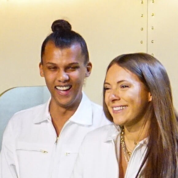 Stromae, sa femme Coralie Barbier (enceinte) et son frère Luc Junior Tam (directeur artistique) sont venus présenter au Bon Marché la 5 ème collection deq vêtements de leur marque Moseart. Une collection unisexe dont les imprimés s'inspirent de l'art déco et de l'art nouveau qui ont façonné Bruxelles où ils vivent. Ils proposent également une ligne dédiée à la maison. Paris le 6 avril 2018 