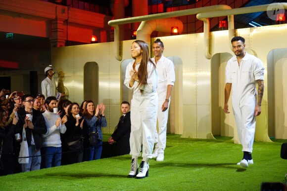 Stromae, sa femme Coralie Barbier (enceinte) et son frère Luc Junior Tam (directeur artistique) sont venus présenter au Bon Marché la 5 ème collection deq vêtements de leur marque Moseart. Une collection unisexe dont les imprimés s'inspirent de l'art déco et de l'art nouveau qui ont façonné Bruxelles où ils vivent. Ils proposent également une ligne dédiée à la maison. Paris le 6 avril 2018 