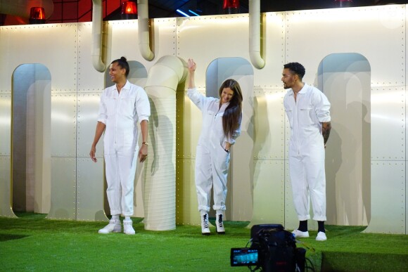 Stromae, sa femme Coralie Barbier (enceinte) et son frère Luc Junior Tam (directeur artistique) sont venus présenter au Bon Marché la 5 ème collection deq vêtements de leur marque Moseart. Une collection unisexe dont les imprimés s'inspirent de l'art déco et de l'art nouveau qui ont façonné Bruxelles où ils vivent. Ils proposent également une ligne dédiée à la maison. Paris le 6 avril 2018 