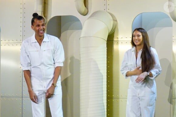 Stromae, sa femme Coralie Barbier (enceinte) et son frère Luc Junior Tam (directeur artistique) sont venus présenter au Bon Marché la 5 ème collection deq vêtements de leur marque Moseart. Une collection unisexe dont les imprimés s'inspirent de l'art déco et de l'art nouveau qui ont façonné Bruxelles où ils vivent. Ils proposent également une ligne dédiée à la maison. Paris le 6 avril 2018 