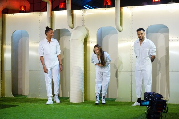 Stromae, sa femme Coralie Barbier (enceinte) et son frère Luc Junior Tam (directeur artistique) sont venus présenter au Bon Marché la 5 ème collection deq vêtements de leur marque Moseart. Une collection unisexe dont les imprimés s'inspirent de l'art déco et de l'art nouveau qui ont façonné Bruxelles où ils vivent. Ils proposent également une ligne dédiée à la maison. Paris le 6 avril 2018 