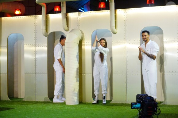 Stromae, sa femme Coralie Barbier (enceinte) et son frère Luc Junior Tam (directeur artistique) sont venus présenter au Bon Marché la 5 ème collection deq vêtements de leur marque Moseart. Une collection unisexe dont les imprimés s'inspirent de l'art déco et de l'art nouveau qui ont façonné Bruxelles où ils vivent. Ils proposent également une ligne dédiée à la maison. Paris le 6 avril 2018 