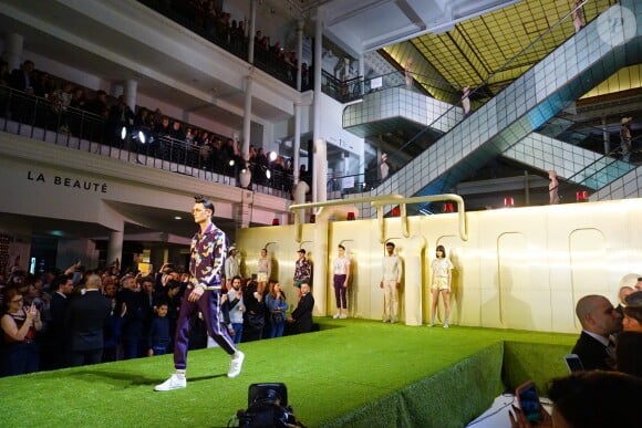 Stromae, sa femme Coralie Barbier (enceinte) et son frère Luc Junior Tam (directeur artistique) sont venus présenter au Bon Marché la 5 ème collection deq vêtements de leur marque Moseart. Une collection unisexe dont les imprimés s'inspirent de l'art déco et de l'art nouveau qui ont façonné Bruxelles où ils vivent. Ils proposent également une ligne dédiée à la maison. Paris le 6 avril 2018 