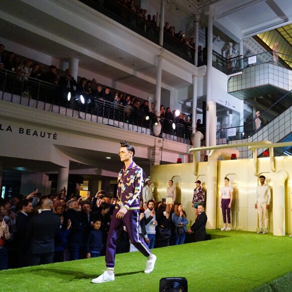 Stromae, sa femme Coralie Barbier (enceinte) et son frère Luc Junior Tam (directeur artistique) sont venus présenter au Bon Marché la 5 ème collection deq vêtements de leur marque Moseart. Une collection unisexe dont les imprimés s'inspirent de l'art déco et de l'art nouveau qui ont façonné Bruxelles où ils vivent. Ils proposent également une ligne dédiée à la maison. Paris le 6 avril 2018 