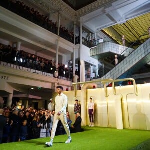 Stromae, sa femme Coralie Barbier (enceinte) et son frère Luc Junior Tam (directeur artistique) sont venus présenter au Bon Marché la 5 ème collection deq vêtements de leur marque Moseart. Une collection unisexe dont les imprimés s'inspirent de l'art déco et de l'art nouveau qui ont façonné Bruxelles où ils vivent. Ils proposent également une ligne dédiée à la maison. Paris le 6 avril 2018 