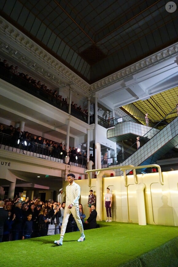 Stromae, sa femme Coralie Barbier (enceinte) et son frère Luc Junior Tam (directeur artistique) sont venus présenter au Bon Marché la 5 ème collection deq vêtements de leur marque Moseart. Une collection unisexe dont les imprimés s'inspirent de l'art déco et de l'art nouveau qui ont façonné Bruxelles où ils vivent. Ils proposent également une ligne dédiée à la maison. Paris le 6 avril 2018 