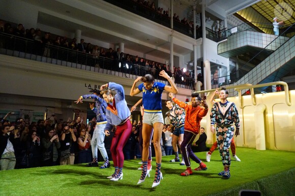 Stromae, sa femme Coralie Barbier (enceinte) et son frère Luc Junior Tam (directeur artistique) sont venus présenter au Bon Marché la 5 ème collection deq vêtements de leur marque Moseart. Une collection unisexe dont les imprimés s'inspirent de l'art déco et de l'art nouveau qui ont façonné Bruxelles où ils vivent. Ils proposent également une ligne dédiée à la maison. Paris le 6 avril 2018 