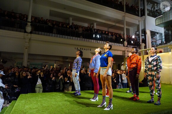 Stromae, sa femme Coralie Barbier (enceinte) et son frère Luc Junior Tam (directeur artistique) sont venus présenter au Bon Marché la 5 ème collection deq vêtements de leur marque Moseart. Une collection unisexe dont les imprimés s'inspirent de l'art déco et de l'art nouveau qui ont façonné Bruxelles où ils vivent. Ils proposent également une ligne dédiée à la maison. Paris le 6 avril 2018 