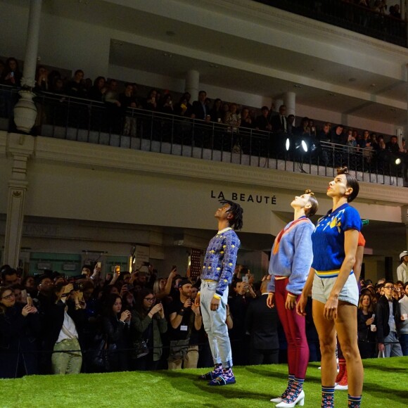 Stromae, sa femme Coralie Barbier (enceinte) et son frère Luc Junior Tam (directeur artistique) sont venus présenter au Bon Marché la 5 ème collection deq vêtements de leur marque Moseart. Une collection unisexe dont les imprimés s'inspirent de l'art déco et de l'art nouveau qui ont façonné Bruxelles où ils vivent. Ils proposent également une ligne dédiée à la maison. Paris le 6 avril 2018 