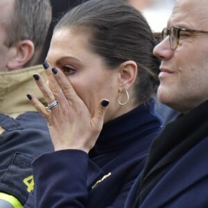 La princesse Victoria de Suède n'a pu retenir ses larmes alors qu'elle assistait avec son mari le prince Daniel, le 7 avril 2018 à Stockholm dans le parc du Kungsträdgarden, à un concert commémoratif en hommage aux victimes de l'attentat au camion-bélier perpétré un an plus tôt, le 7 avril 2017, dans la rue piétonne Drottninggatan.