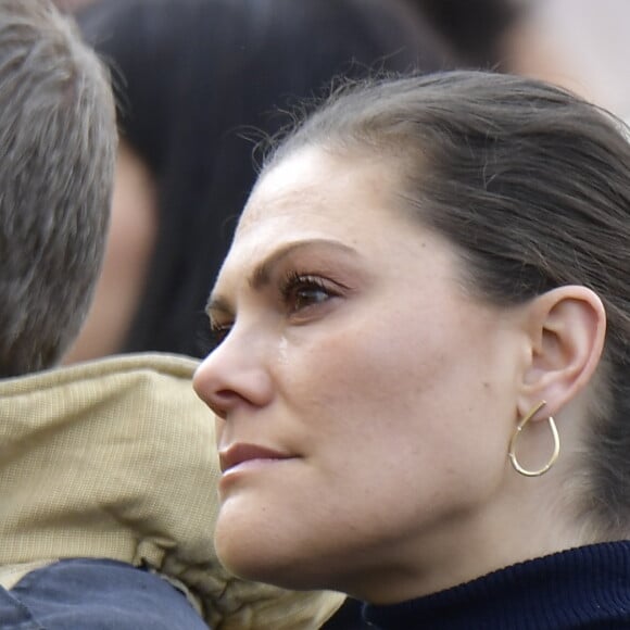 La princesse Victoria de Suède et son mari le prince Daniel assistaient le 7 avril 2018 à Stockholm dans le parc du Kungsträdgarden à un concert commémoratif en hommage aux victimes de l'attentat au camion-bélier perpétré un an plus tôt, le 7 avril 2017, dans la rue piétonne Drottninggatan.