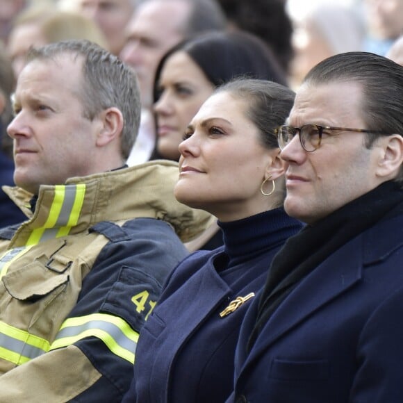 La princesse Victoria de Suède et son mari le prince Daniel assistaient le 7 avril 2018 à Stockholm dans le parc du Kungsträdgarden à un concert commémoratif en hommage aux victimes de l'attentat au camion-bélier perpétré un an plus tôt, le 7 avril 2017, dans la rue piétonne Drottninggatan.