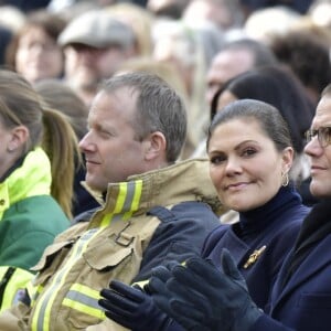 La princesse Victoria de Suède et son mari le prince Daniel assistaient le 7 avril 2018 à Stockholm dans le parc du Kungsträdgarden à un concert commémoratif en hommage aux victimes de l'attentat au camion-bélier perpétré un an plus tôt, le 7 avril 2017, dans la rue piétonne Drottninggatan.