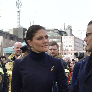 La princesse Victoria de Suède et son mari le prince Daniel assistaient le 7 avril 2018 à Stockholm dans le parc du Kungsträdgarden à un concert commémoratif en hommage aux victimes de l'attentat au camion-bélier perpétré un an plus tôt, le 7 avril 2017, dans la rue piétonne Drottninggatan.