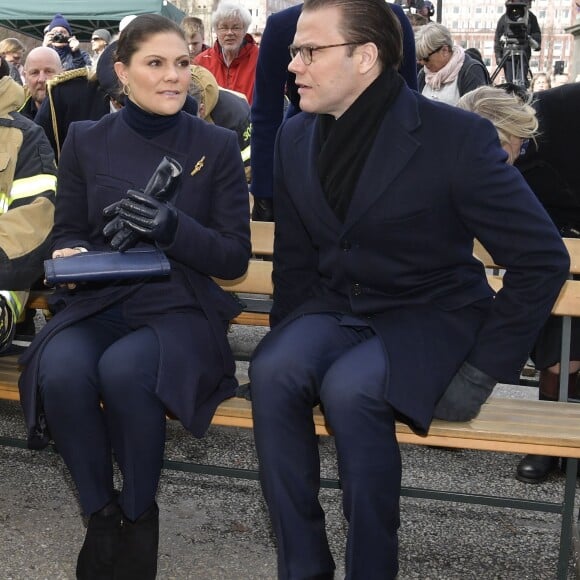 La princesse Victoria de Suède et son mari le prince Daniel assistaient le 7 avril 2018 à Stockholm dans le parc du Kungsträdgarden à un concert commémoratif en hommage aux victimes de l'attentat au camion-bélier perpétré un an plus tôt, le 7 avril 2017, dans la rue piétonne Drottninggatan.