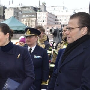 La princesse Victoria de Suède et son mari le prince Daniel assistaient le 7 avril 2018 à Stockholm dans le parc du Kungsträdgarden à un concert commémoratif en hommage aux victimes de l'attentat au camion-bélier perpétré un an plus tôt, le 7 avril 2017, dans la rue piétonne Drottninggatan.