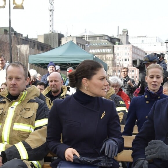 La princesse Victoria de Suède et son mari le prince Daniel assistaient le 7 avril 2018 à Stockholm dans le parc du Kungsträdgarden à un concert commémoratif en hommage aux victimes de l'attentat au camion-bélier perpétré un an plus tôt, le 7 avril 2017, dans la rue piétonne Drottninggatan.