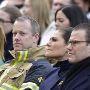 La princesse Victoria de Suède et son mari le prince Daniel assistaient le 7 avril 2018 à Stockholm dans le parc du Kungsträdgarden à un concert commémoratif en hommage aux victimes de l'attentat au camion-bélier perpétré un an plus tôt, le 7 avril 2017, dans la rue piétonne Drottninggatan.