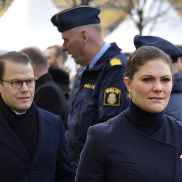 La princesse Victoria de Suède et son mari le prince Daniel assistaient le 7 avril 2018 à Stockholm dans le parc du Kungsträdgarden à un concert commémoratif en hommage aux victimes de l'attentat au camion-bélier perpétré un an plus tôt, le 7 avril 2017, dans la rue piétonne Drottninggatan.