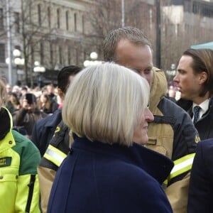 La princesse Victoria de Suède et son mari le prince Daniel assistaient le 7 avril 2018 à Stockholm dans le parc du Kungsträdgarden à un concert commémoratif en hommage aux victimes de l'attentat au camion-bélier perpétré un an plus tôt, le 7 avril 2017, dans la rue piétonne Drottninggatan.