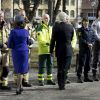 Le roi Carl XVI Gustaf et la reine Silvia de Suède ont salué des personnels de secours après avoir assisté dans la matinée du 7 avril 2018 à l'église Adolf Fredriks à Stockholm à une messe célébrée par Antje Jackelen à la mémoire des victimes de l'attentat au camion-bélier perpétré un an plus tôt, le 7 avril 2017, dans la rue piétonne Drottninggatan.