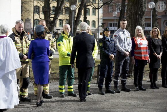 Le roi Carl XVI Gustaf et la reine Silvia de Suède ont salué des personnels de secours après avoir assisté dans la matinée du 7 avril 2018 à l'église Adolf Fredriks à Stockholm à une messe célébrée par Antje Jackelen à la mémoire des victimes de l'attentat au camion-bélier perpétré un an plus tôt, le 7 avril 2017, dans la rue piétonne Drottninggatan.