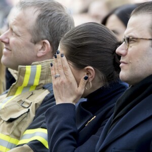 La princesse héritière Victoria de Suède, bouleversée, et son mari le prince Daniel ont assisté le 7 avril 2018 à Stockholm dans le parc du Kungsträdgarden à un concert commémoratif en hommage aux victimes de l'attentat au camion-bélier perpétré un an plus tôt, le 7 avril 2017, dans la rue piétonne Drottninggatan.