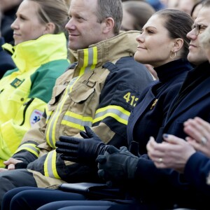 La princesse héritière Victoria de Suède et son mari le prince Daniel ont assisté le 7 avril 2018 à Stockholm dans le parc du Kungsträdgarden à un concert commémoratif en hommage aux victimes de l'attentat au camion-bélier perpétré un an plus tôt, le 7 avril 2017, dans la rue piétonne Drottninggatan.