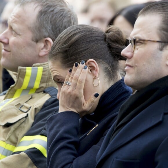 La princesse héritière Victoria de Suède, bouleversée, et son mari le prince Daniel ont assisté le 7 avril 2018 à Stockholm dans le parc du Kungsträdgarden à un concert commémoratif en hommage aux victimes de l'attentat au camion-bélier perpétré un an plus tôt, le 7 avril 2017, dans la rue piétonne Drottninggatan.