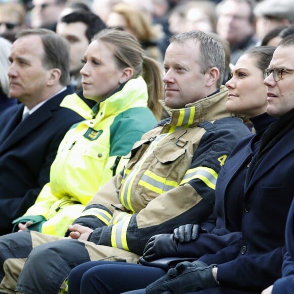 La princesse héritière Victoria de Suède et son mari le prince Daniel ont assisté le 7 avril 2018 à Stockholm dans le parc du Kungsträdgarden à un concert commémoratif en hommage aux victimes de l'attentat au camion-bélier perpétré un an plus tôt, le 7 avril 2017, dans la rue piétonne Drottninggatan.