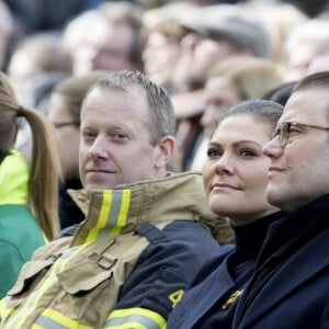 La princesse héritière Victoria de Suède et son mari le prince Daniel ont assisté le 7 avril 2018 à Stockholm dans le parc du Kungsträdgarden à un concert commémoratif en hommage aux victimes de l'attentat au camion-bélier perpétré un an plus tôt, le 7 avril 2017, dans la rue piétonne Drottninggatan.