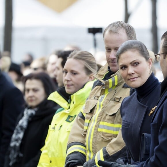 La princesse héritière Victoria de Suède et son mari le prince Daniel ont assisté le 7 avril 2018 à Stockholm dans le parc du Kungsträdgarden à un concert commémoratif en hommage aux victimes de l'attentat au camion-bélier perpétré un an plus tôt, le 7 avril 2017, dans la rue piétonne Drottninggatan.