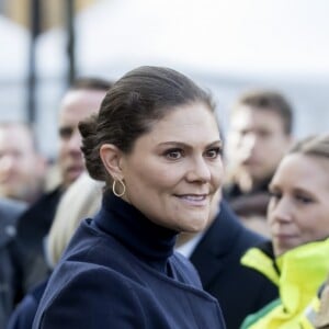 La princesse héritière Victoria de Suède et son mari le prince Daniel ont assisté le 7 avril 2018 à Stockholm dans le parc du Kungsträdgarden à un concert commémoratif en hommage aux victimes de l'attentat au camion-bélier perpétré un an plus tôt, le 7 avril 2017, dans la rue piétonne Drottninggatan.