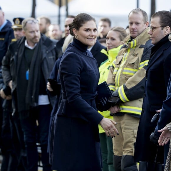 La princesse héritière Victoria de Suède et son mari le prince Daniel ont assisté le 7 avril 2018 à Stockholm dans le parc du Kungsträdgarden à un concert commémoratif en hommage aux victimes de l'attentat au camion-bélier perpétré un an plus tôt, le 7 avril 2017, dans la rue piétonne Drottninggatan.