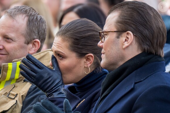 La princesse Victoria de Suède n'a pu retenir ses larmes alors qu'elle assistait avec son mari le prince Daniel, le 7 avril 2018 à Stockholm dans le parc du Kungsträdgarden, à un concert commémoratif en hommage aux victimes de l'attentat au camion-bélier perpétré un an plus tôt, le 7 avril 2017, dans la rue piétonne Drottninggatan.